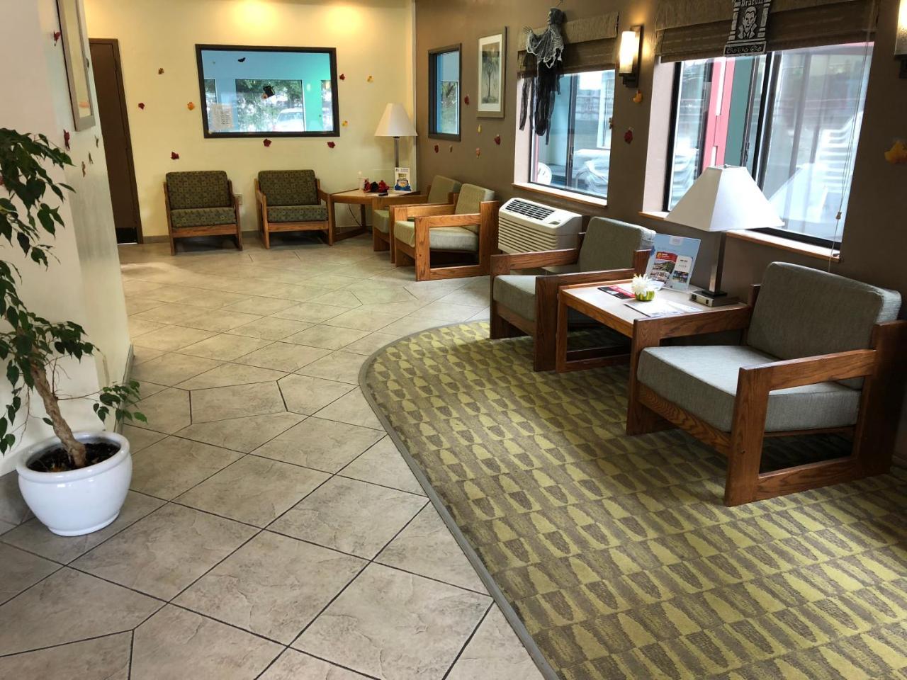 Super 8 By Wyndham Lacey Olympia Area Exterior photo